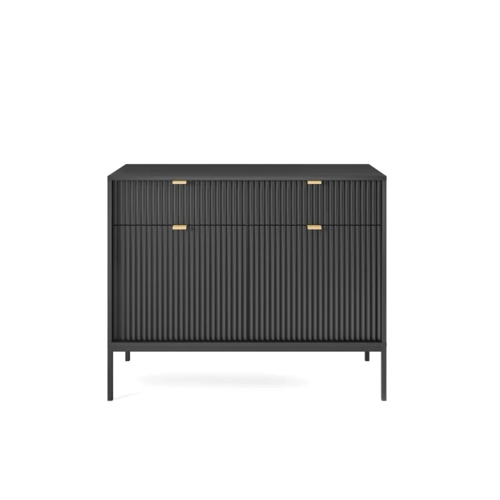 Komoda 104cm Nuo czarna z ryflowanymi drzwiczkami i szufladami z czarnymi nogami od frontu