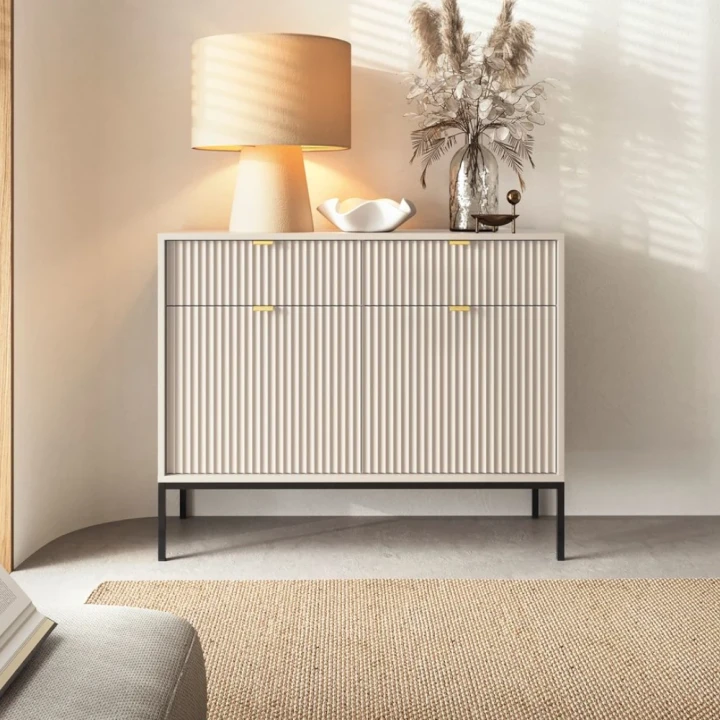 Komoda 104cm Nuo kaszmirowa z ryflowanymi drzwiczkami i szufladami z czarnymi nogami