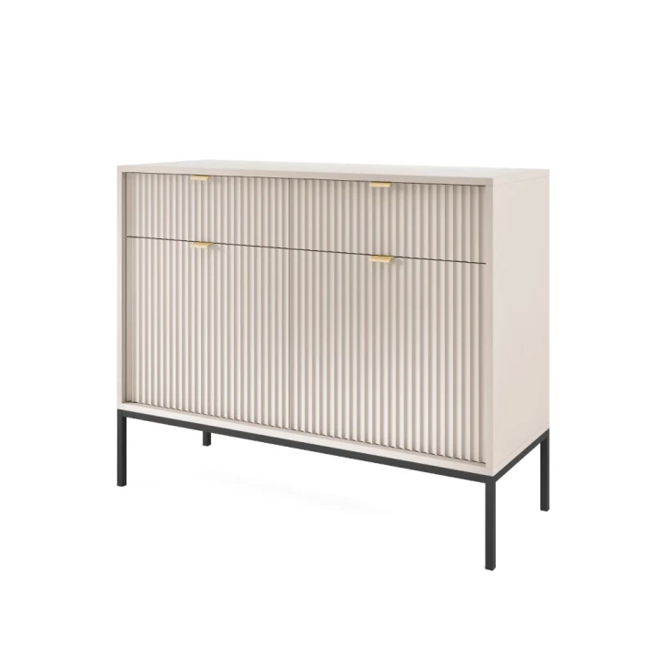 Komoda 104cm Nuo kaszmirowa z ryflowanymi drzwiczkami i szufladami z czarnymi nogami na białym tle