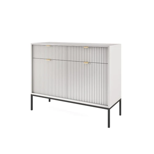 Komoda 104cm Nuo szara z ryflowanymi drzwiczkami i szufladami z czarnymi nogami na białym tle