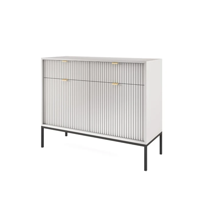 Komoda 104cm Nuo szara z ryflowanymi drzwiczkami i szufladami z czarnymi nogami na białym tle