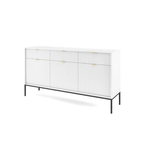 Komoda trzydrzwiowa Nuo biała ryflowana z szufladami z czarnymi nogami na białym tle