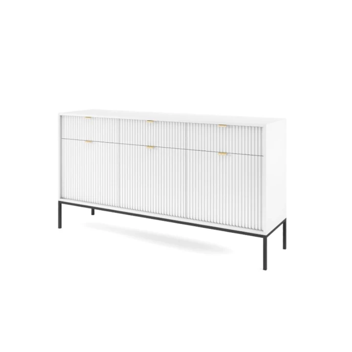 Komoda trzydrzwiowa Nuo biała ryflowana z szufladami z czarnymi nogami na białym tle