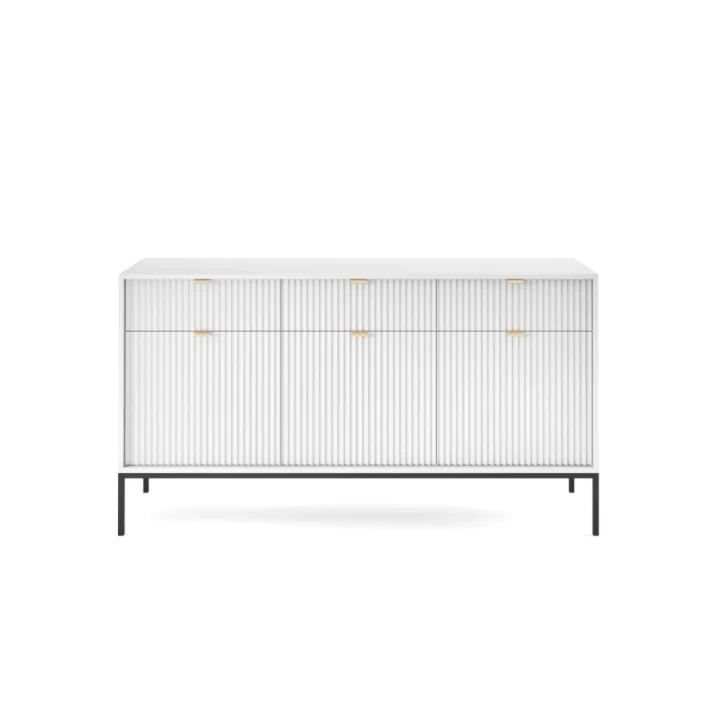 Komoda trzydrzwiowa Nuo biała ryflowana z szufladami z czarnymi nogami od frontu