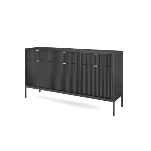 Komoda trzydrzwiowa Nuo czarna ryflowana z szufladami z czarnymi nogami na białym tle