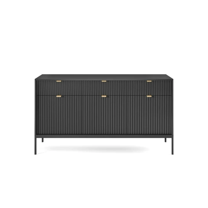 Komoda trzydrzwiowa Nuo czarna ryflowana z szufladami z czarnymi nogami od frontu