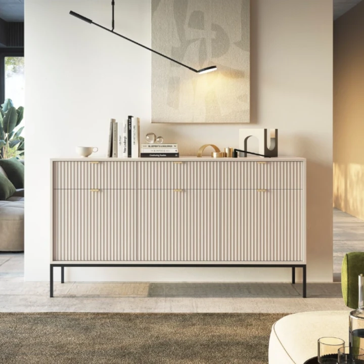 Komoda trzydrzwiowa Nuo kaszmirowa ryflowana z szufladami z czarnymi nogami