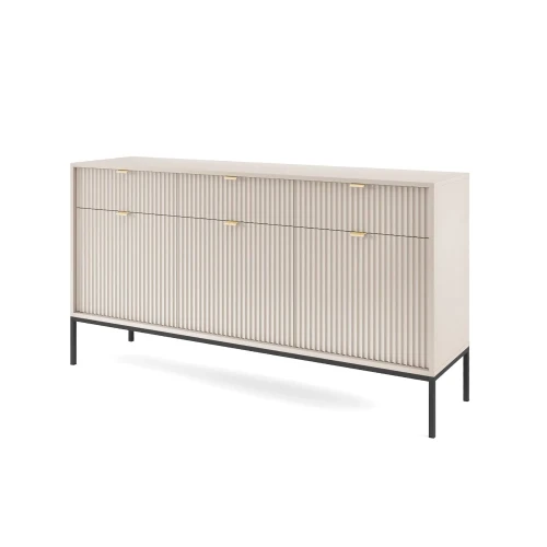 Komoda trzydrzwiowa Nuo kaszmirowa ryflowana z szufladami z czarnymi nogami na białym tle