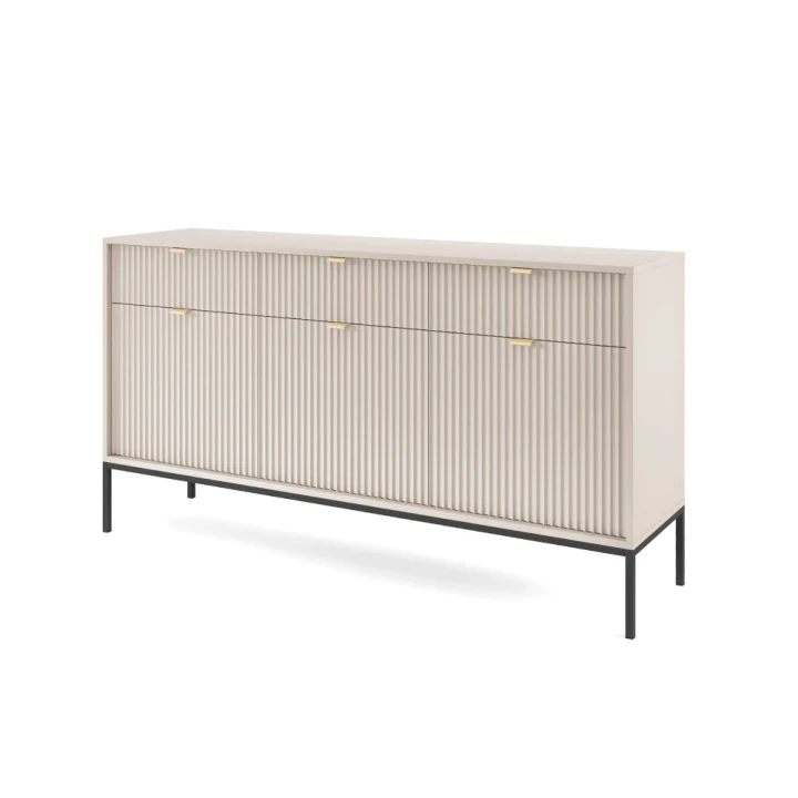 Komoda trzydrzwiowa Nuo kaszmirowa ryflowana z szufladami z czarnymi nogami na białym tle