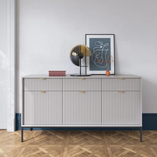 Komoda trzydrzwiowa Nuo szara ryflowana z szufladami z czarnymi nogami