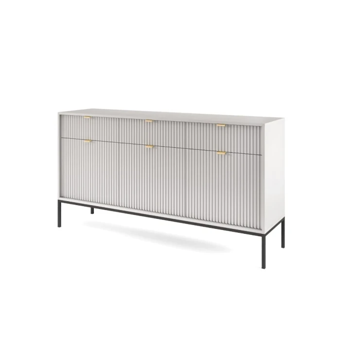 Komoda trzydrzwiowa Nuo szara ryflowana z szufladami z czarnymi nogami na białym tle