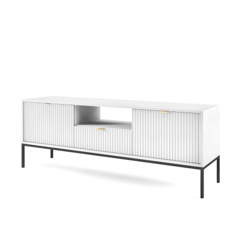 Szafka RTV Nuo biała z ryflowanymi drzwiczkami i szufladą z czarnymi nogami na białym tle