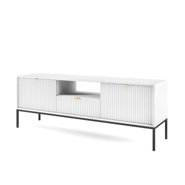 Szafka RTV Nuo biała z ryflowanymi drzwiczkami i szufladą z czarnymi nogami na białym tle
