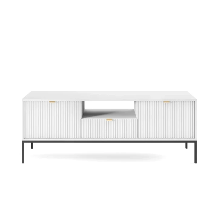 Szafka RTV Nuo biała z ryflowanymi drzwiczkami i szufladą z czarnymi nogami od frontu
