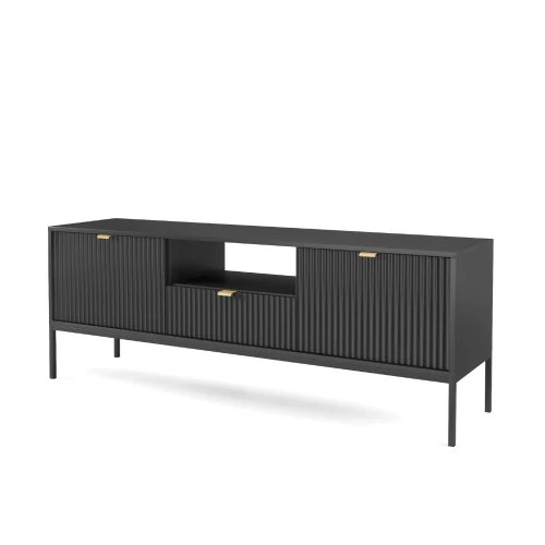 Szafka RTV Nuo czarna z ryflowanymi drzwiczkami i szufladą z czarnymi nogami na białym tle