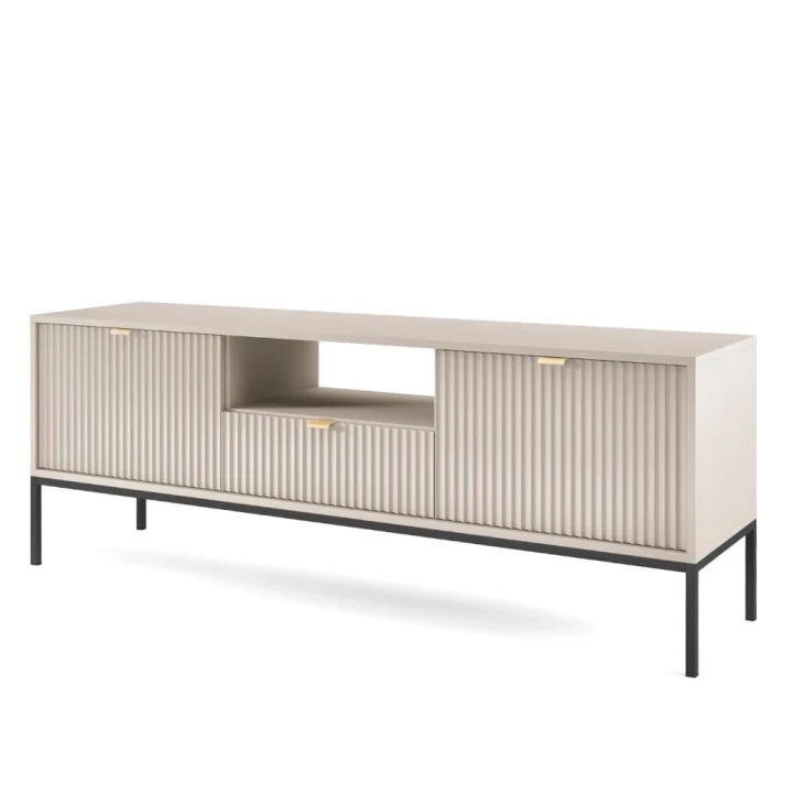 Szafka RTV Nuo kaszmirowa z ryflowanymi drzwiczkami i szufladą z czarnymi nogami na białym tle