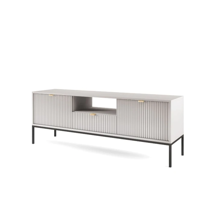 Szafka RTV Nuo szara z ryflowanymi drzwiczkami i szufladą z czarnymi nogami na białym tle