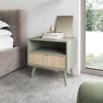 Stolik nocny Timber z szufladą w kolorze eukaliptus