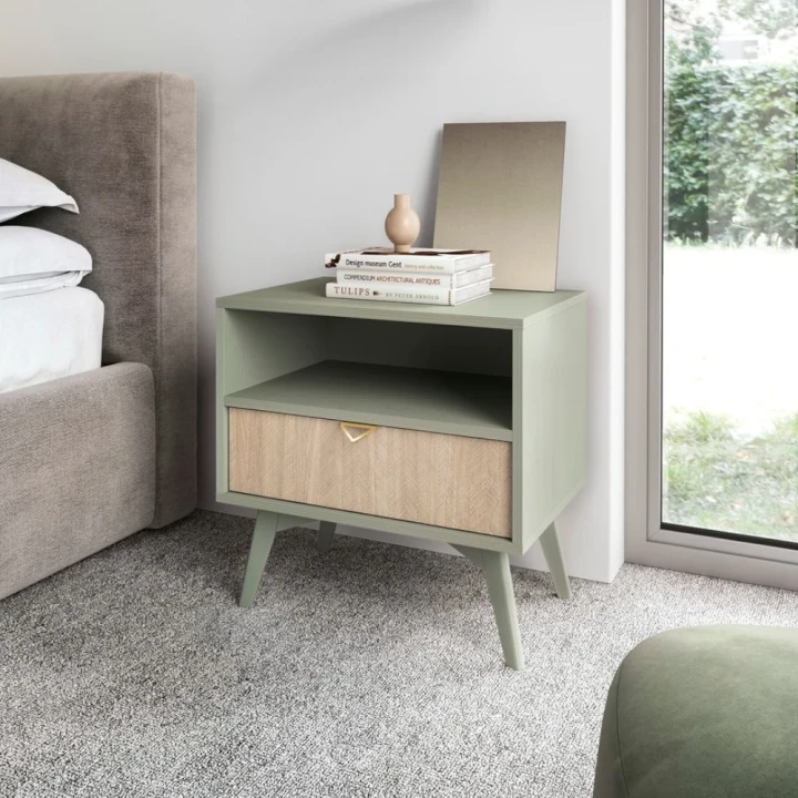 Stolik nocny Timber z szufladą w kolorze eukaliptus