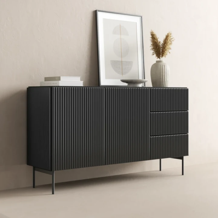 Komoda z drzwiczkami i szufladami ryflowana 147 cm Rillo czarna