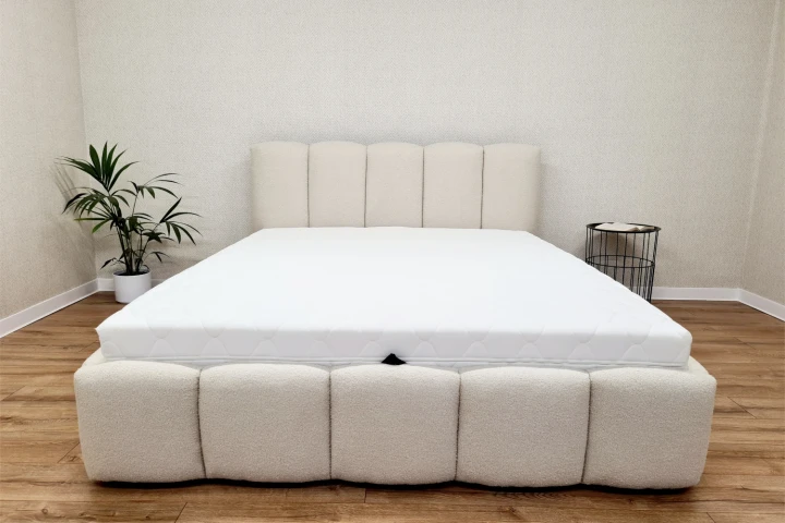 Łóżko tapicerowane z pojemnikiem i metalowym stelażem Nubela - Quelle 03 z realizacji