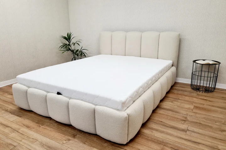 Łóżko tapicerowane z pojemnikiem i metalowym stelażem Nubela - Quelle 03 z realizacji