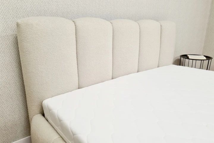 Łóżko tapicerowane z pojemnikiem i metalowym stelażem Nubela - Quelle 03 z realizacji