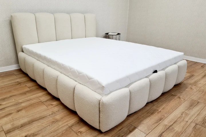 Łóżko tapicerowane z pojemnikiem i metalowym stelażem Nubela - Quelle 03 z realizacji