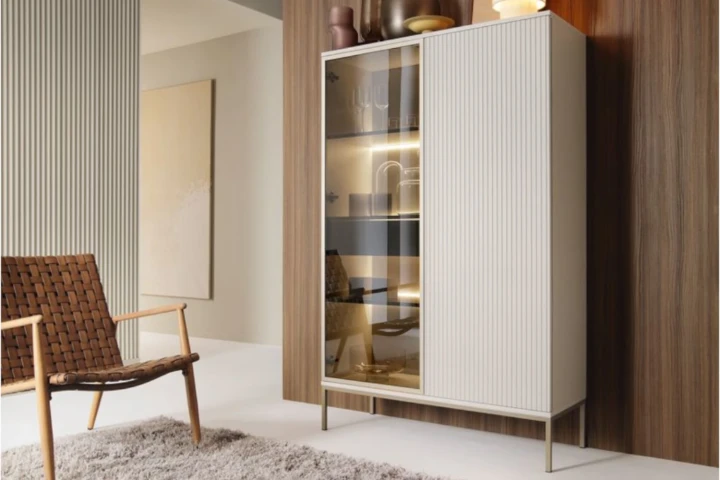 Witryna wysoka Linea z oświetleniem LED Kaszmir