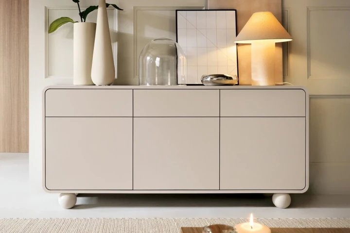 Komoda trzydrzwiowa z szufladami i kulistymi nóżkami Bubo Kaszmir