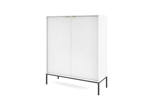 Komoda wysoka Nuo biała z ryflowanymi drzwiami z czarnymi nóżkami