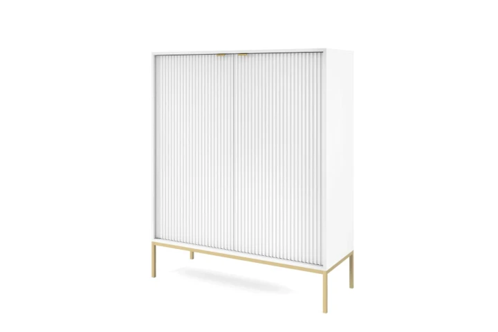 Komoda wysoka Nuo biała z ryflowanymi drzwiami ze złotymi nóżkami
