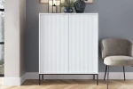 Komoda wysoka Nuo biała z ryflowanymi drzwiami