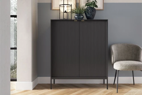 Komoda wysoka Nuo czarna z ryflowanymi drzwiami z czarnymi nogami