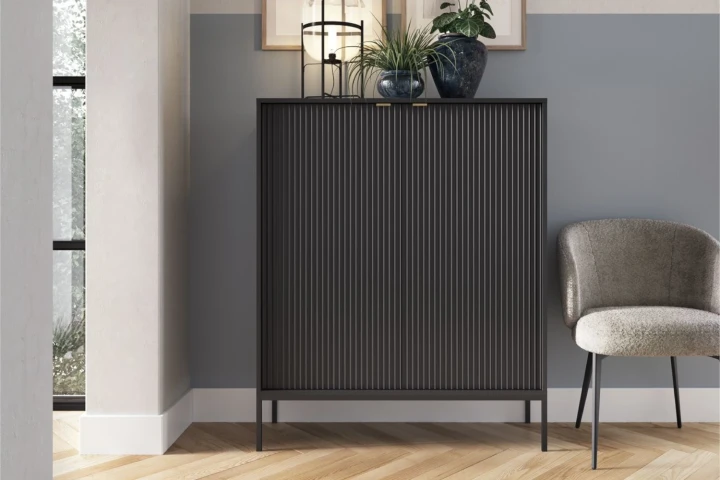 Komoda wysoka Nuo czarna z ryflowanymi drzwiami z czarnymi nogami