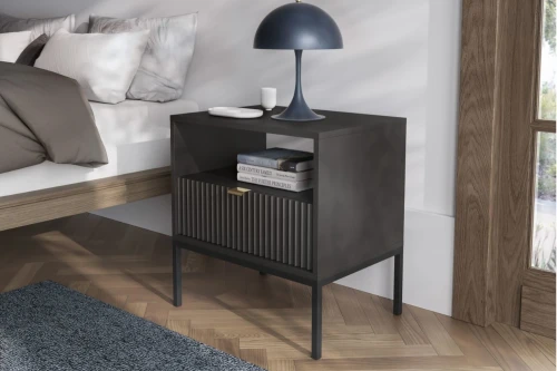 Stolik nocny Nuo czarny z ryflowaną szufladą z czarnymi nogami