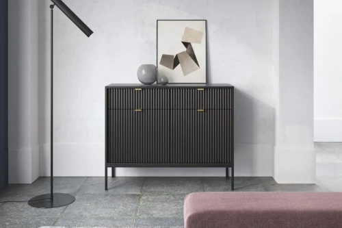 Komoda 104cm Nuo czarna z ryflowanymi drzwiczkami i szufladami z czarnymi nogami